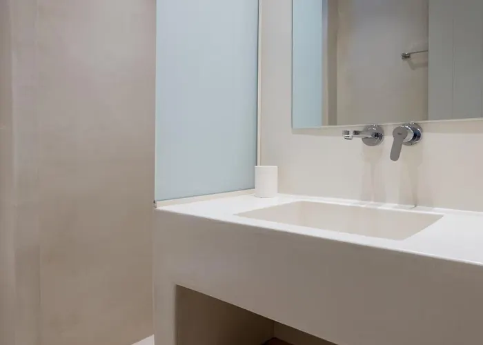 White Cliff Paros Ampelas