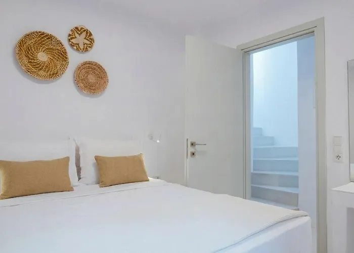 White Cliff Paros אמבלאס